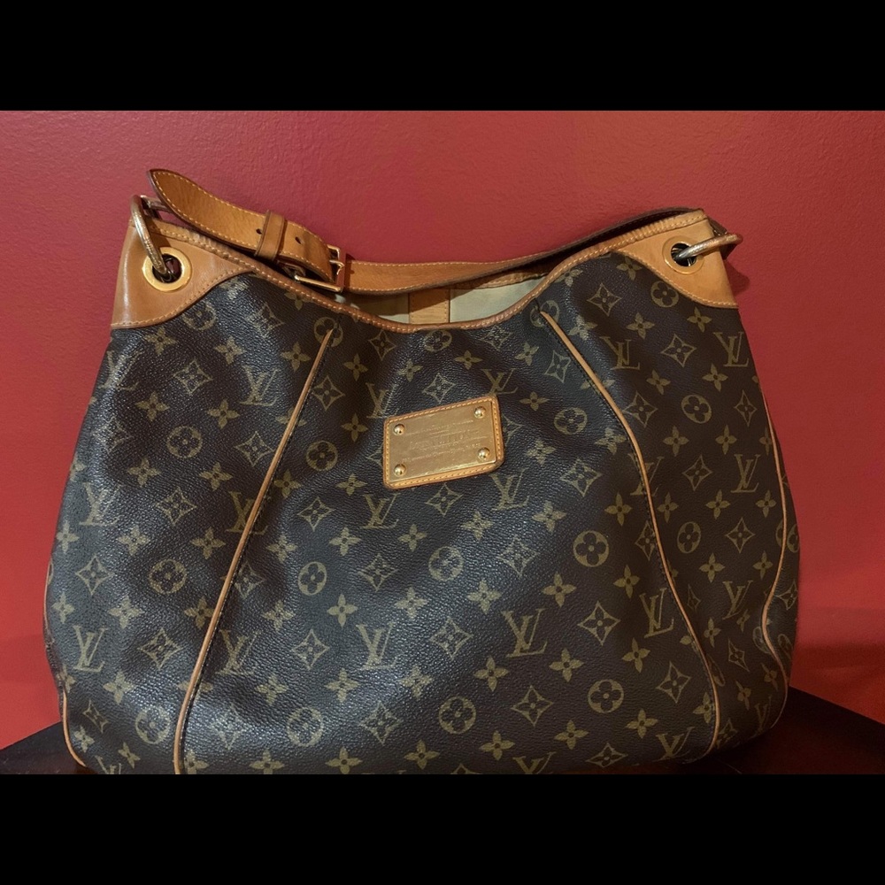 AUTHENTIC LV